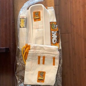 Ok! Kimonos kids bjj gi with white belt.